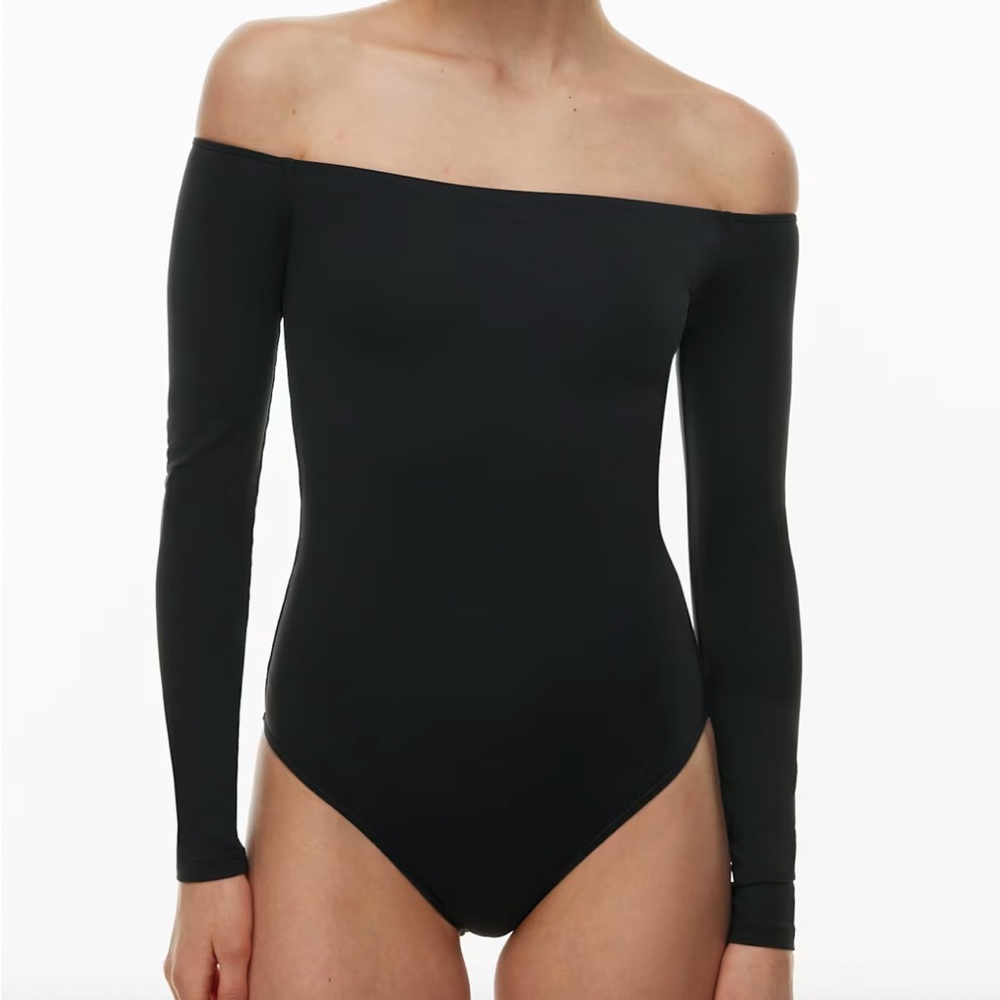 SOLD Aritzia Contour Contour Off-shoulder Longsleeve